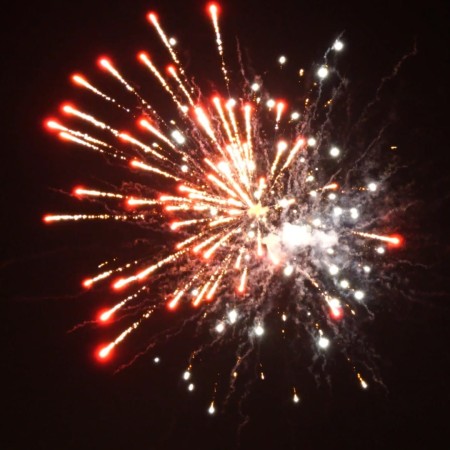 Wyrzutnie LET'S BRAWL!, MINECRAFT TNT i HAPPY SILENCE WORLD w jednym zestawie to kompletna pirotechniczna atrakcja z dużym kalibrem 48 mm/20 mm, która zaskoczy dzieci i dorosłych niesamowitymi efektami świetlnymi i dźwiękowymi. Pirosklep.pl