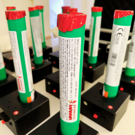 Zaskocz gości na baby shower dziewczynki wyjątkowym pokazem dymnych wyrzutni w kolorze malinowym, odpalanych zdalnie za pomocą intuicyjnego systemu na wynajem.