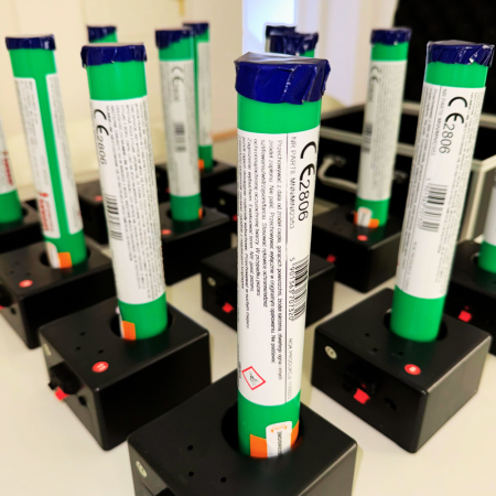 Profesjonalny system pirotechniczny na wynajem z pilotem i niebieskimi efektami to niezawodna oprawa dla magicznych momentów takich jak pierwszy taniec, podanie tortu czy ujawnienie płci dziecka