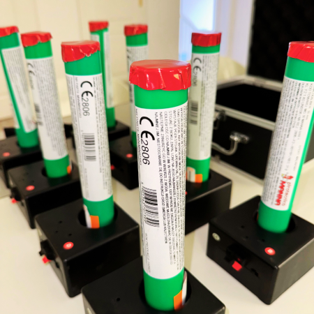 dealny na baby shower dziewczynki – wynajmij system do odpalania fajerwerków z różowymi efektami, który rozświetli każdy wyjątkowy moment uroczystości.